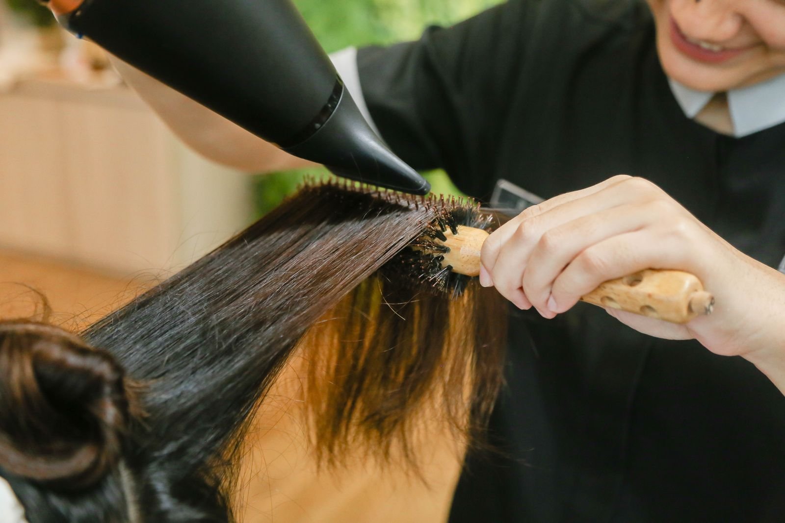 Kappers werken met THEF gereedschap in de salon